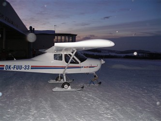 Letadlo s lyžemi na sněhu